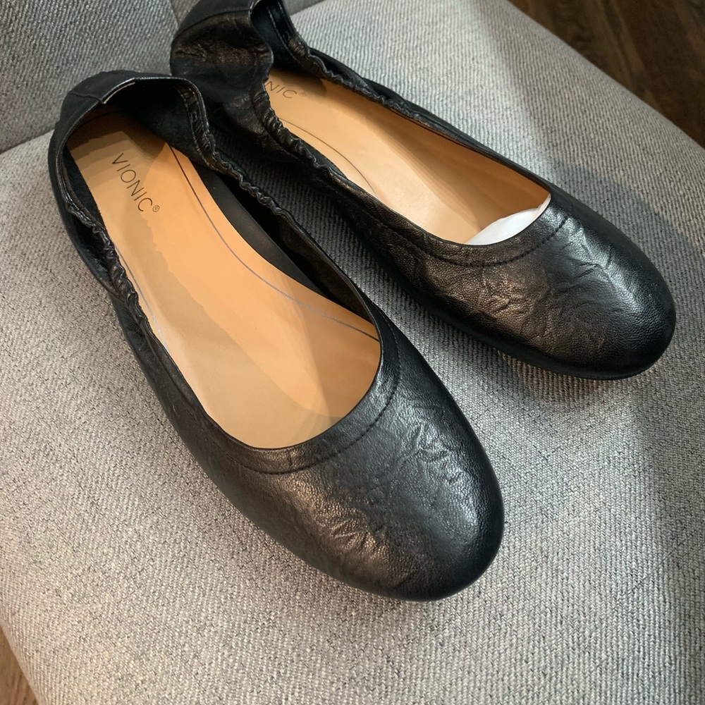 Vionic Black ballet flats